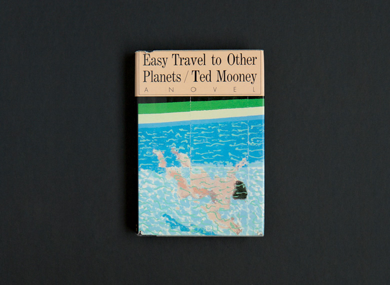 Ted Mooney, Easy Travel to Other Planets, Farrar Straus Giroux, New York, 1981. Papier coloré et pressé de David Hockney, Swimmer Underwater (Paper Pool 16), 1978.